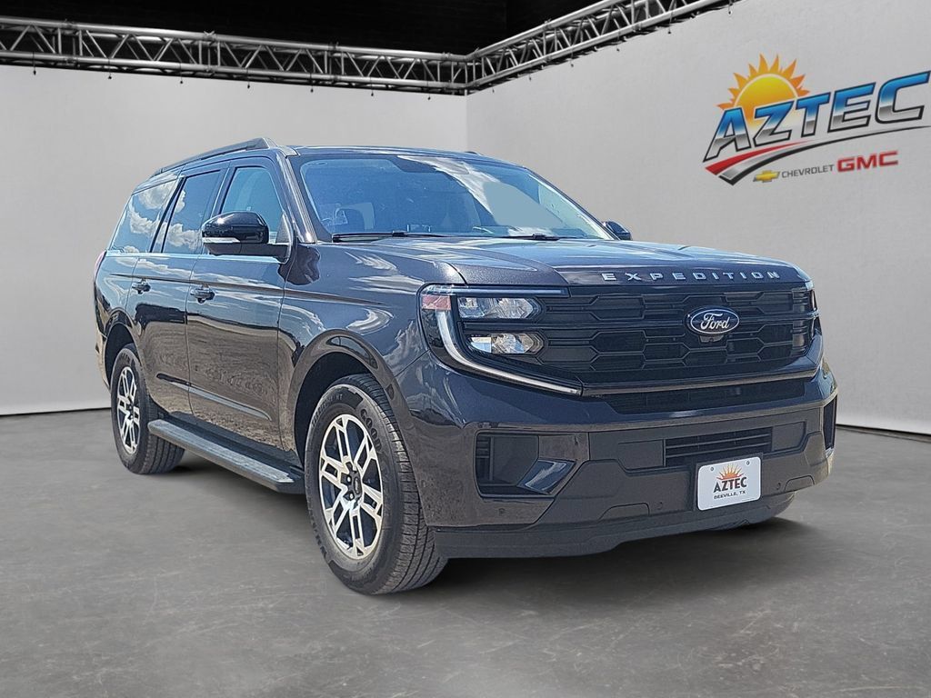 Used 2025 Ford Expedition Active RWD image 3