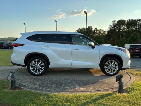 Used 2023 Toyota Highlander Limited FWD image 8