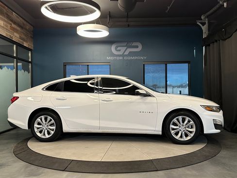 Used 2020 Chevrolet Malibu LT image 2