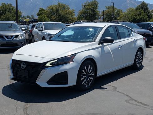 Used 2025 Nissan Altima 2.5 SV FWD image 11