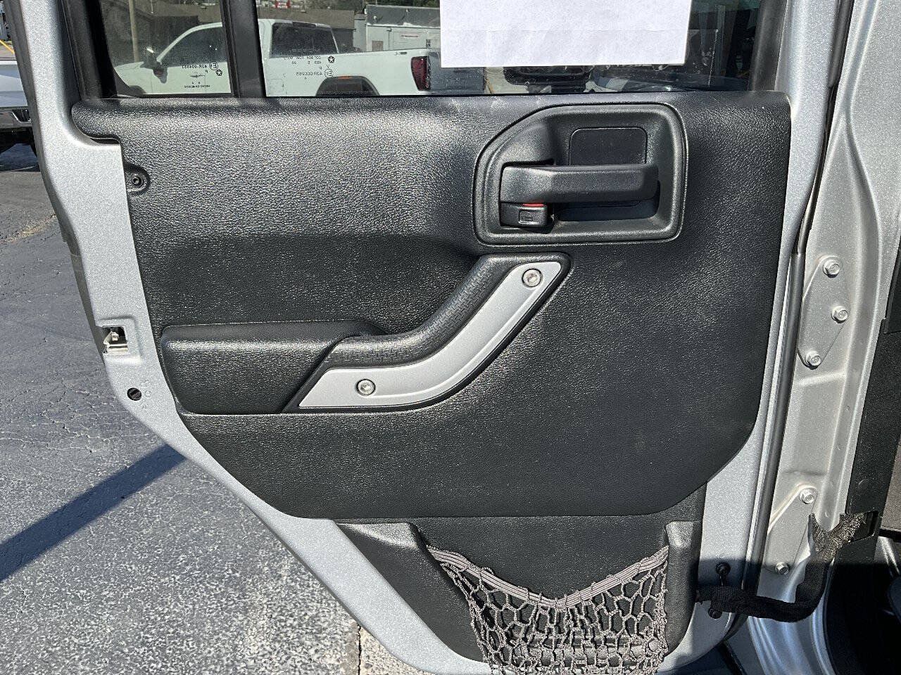 Used 2016 Jeep Wrangler Unlimited Sahara w/ Connectivity Group AWD/4WD image 24