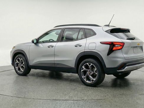 Used 2025 Chevrolet Trax LT w/ LT Convenience Package image 6