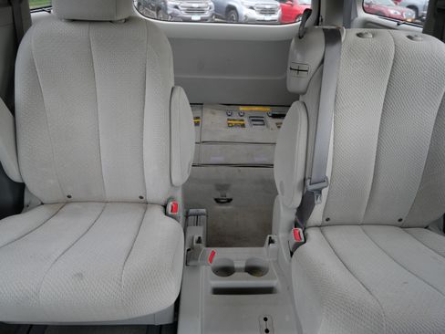 Used 2011 Toyota Sienna LE w/ Towing Pkg FWD image 13