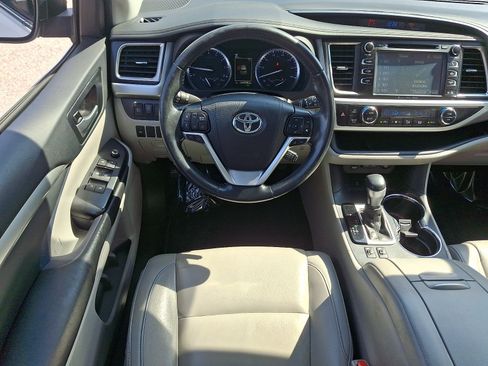 Used 2019 Toyota Highlander XLE AWD/4WD image 12