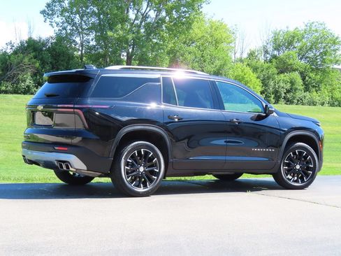 Used 2025 Chevrolet Traverse LT w/ Sun and Wheel Package AWD/4WD image 3