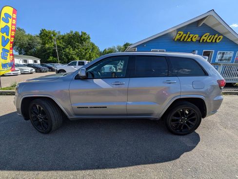 Used 2018 Jeep Grand Cherokee Altitude AWD/4WD image 3