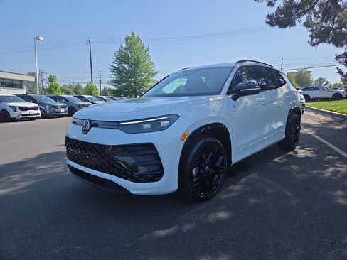 New 2026 Volkswagen Tiguan SE R-Line FWD image 8