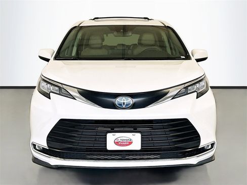Used 2021 Toyota Sienna XLE image 2