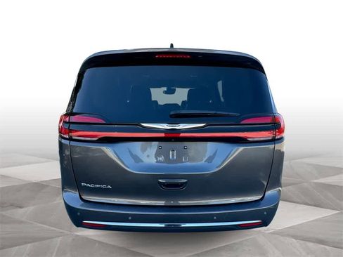 Used 2023 Chrysler Pacifica Touring-L image 7