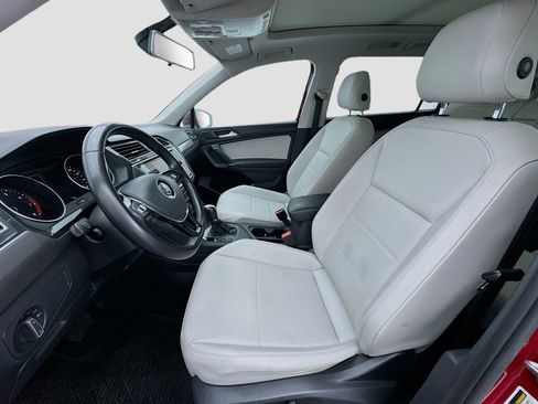 Used 2018 Volkswagen Tiguan SE w/ Panoramic Sunroof Package FWD image 13