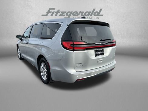 Used 2024 Chrysler Pacifica Touring-L image 5