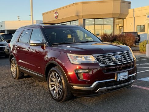 Used 2019 Ford Explorer Platinum image 2
