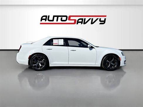 Used 2022 Chrysler 300 Touring L image 8