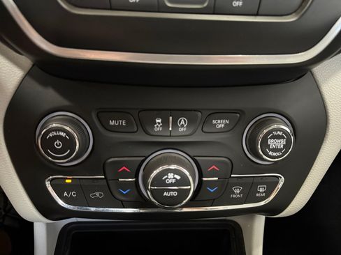 Certified 2021 Jeep Cherokee Latitude Lux w/ Comfort/Convenience Group AWD/4WD image 25