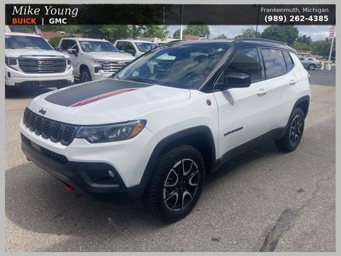 Used 2025 Jeep Compass Trailhawk AWD/4WD image 1
