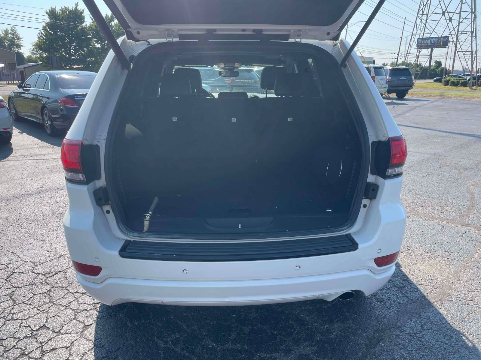 Used 2017 Jeep Grand Cherokee Altitude AWD/4WD image 6