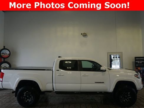 Used 2017 Toyota Tacoma SR5 image 2