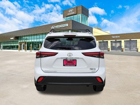 Used 2023 Toyota Highlander XLE image 7