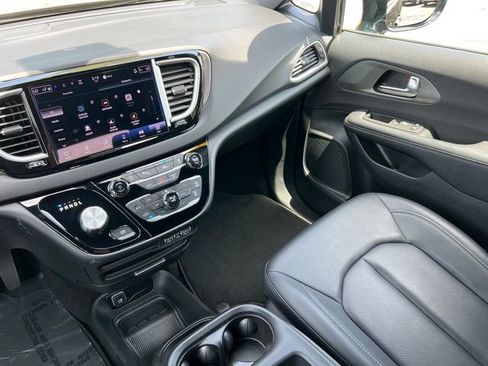 Used 2025 Chrysler Pacifica Select FWD image 35