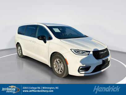 Used 2025 Chrysler Pacifica Select