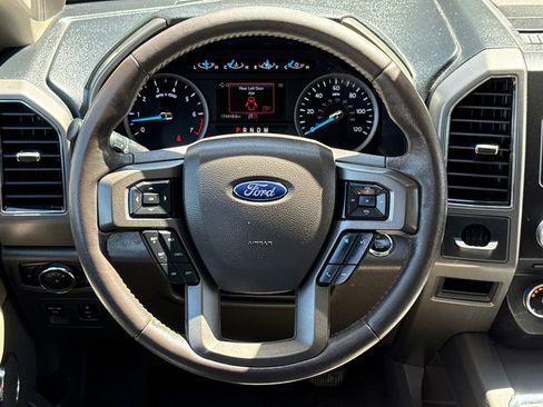 Used 2018 Ford Expedition XLT image 14