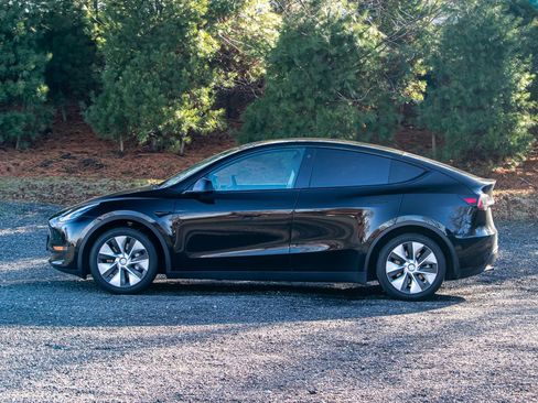 Used 2022 Tesla Model Y Long Range image 4