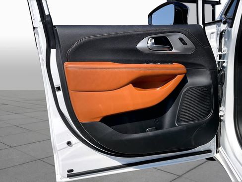 New 2026 Chrysler Pacifica Pinnacle FWD image 10