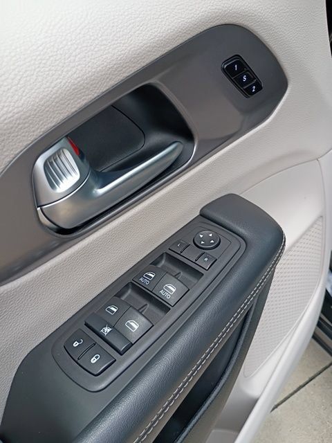 Used 2024 Chrysler Pacifica Limited FWD image 16
