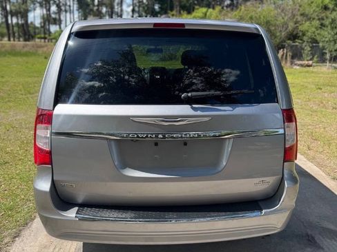 Used 2016 Chrysler Town & Country Touring FWD image 7