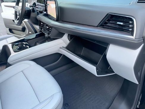 Used 2025 Chevrolet Suburban Premier RWD image 36