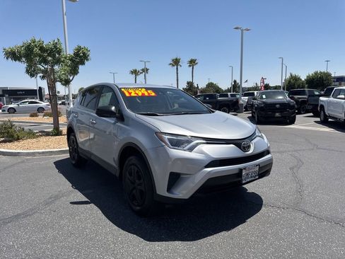 Used 2018 Toyota RAV4 LE FWD image 4