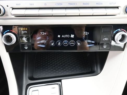 Used 2025 Genesis G70 2.5T image 3