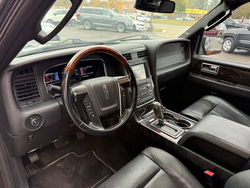Used 2016 Lincoln Navigator Reserve image 18