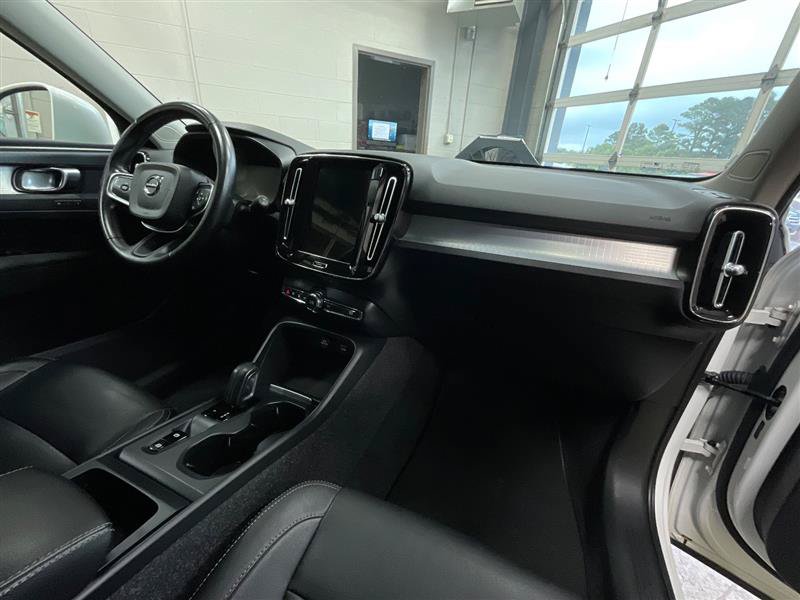 Used 2021 Volvo XC40 T4 Momentum FWD image 29