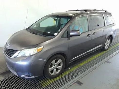 Used 2014 Toyota Sienna LE image 1