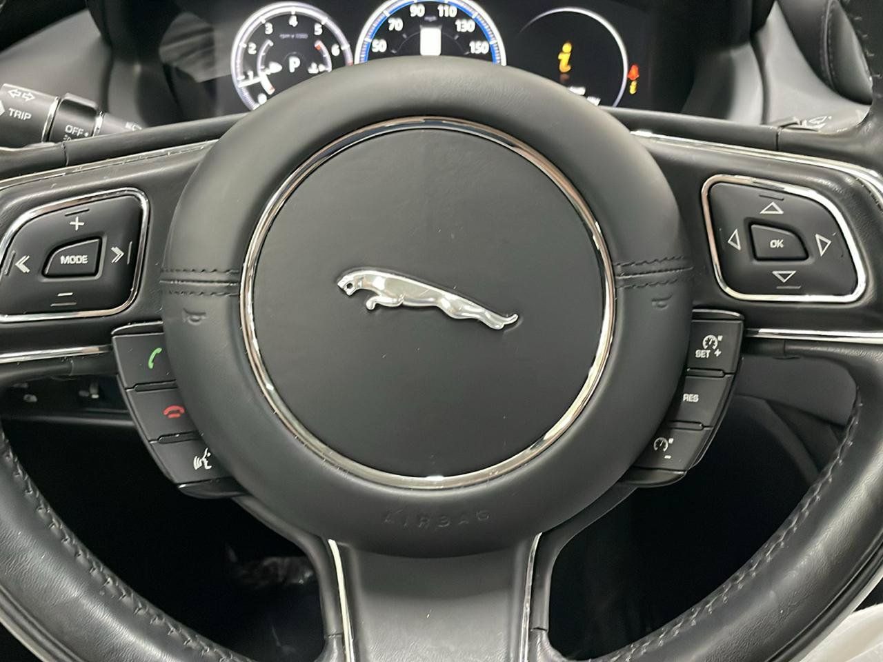 Used 2019 Jaguar XJ R-Sport RWD image 22