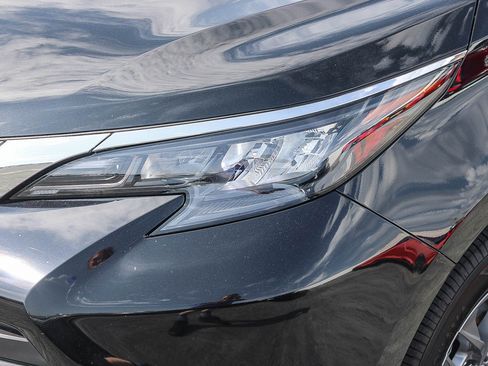 Used 2026 Toyota Sienna LE FWD image 5
