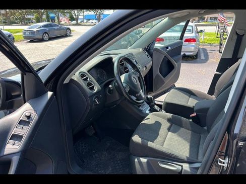 Used 2013 Volkswagen Tiguan S image 10
