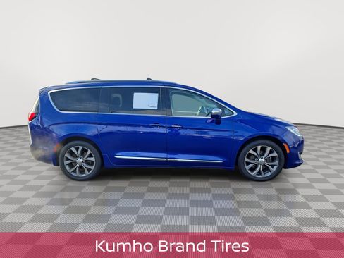 Used 2019 Chrysler Pacifica Limited image 10