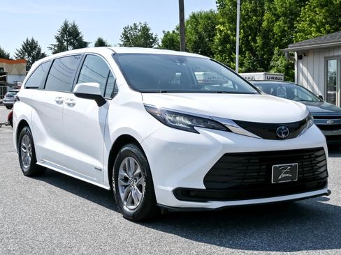 Used 2021 Toyota Sienna LE image 3