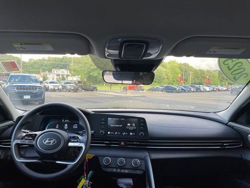 Used 2025 Hyundai Elantra SE FWD image 12