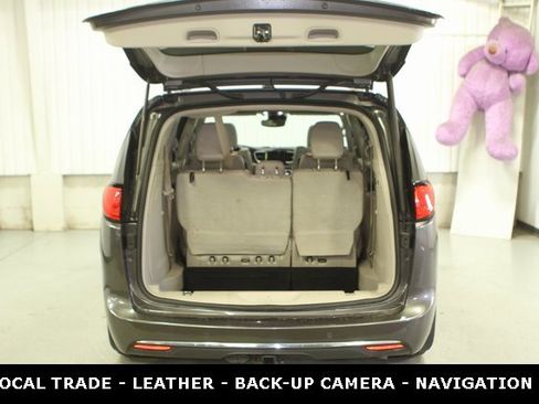 Used 2017 Chrysler Pacifica Limited image 32