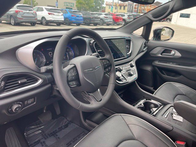 Used 2025 Chrysler Pacifica Limited FWD image 17