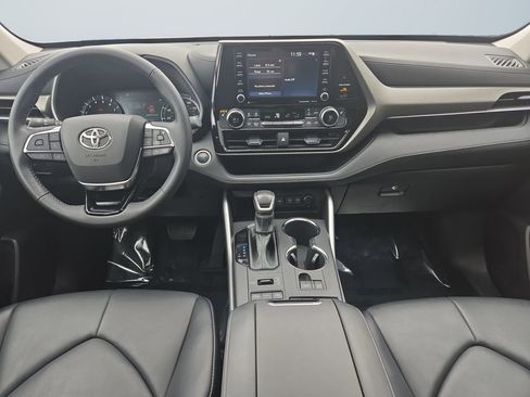 Used 2021 Toyota Highlander XLE image 10