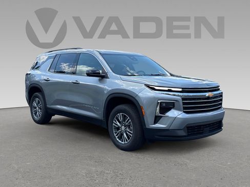 Used 2024 Chevrolet Traverse LT FWD image 1