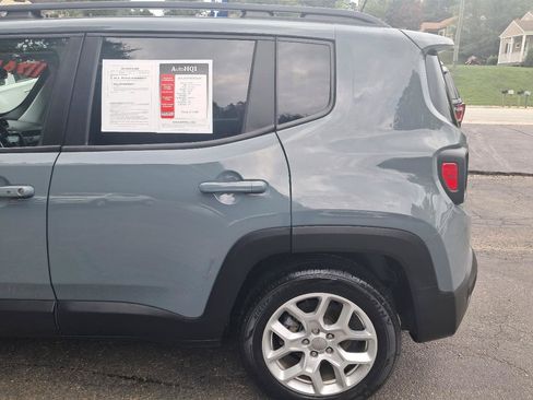 Used 2018 Jeep Renegade Latitude w/ UConnect 8.4 Nav Group FWD image 5