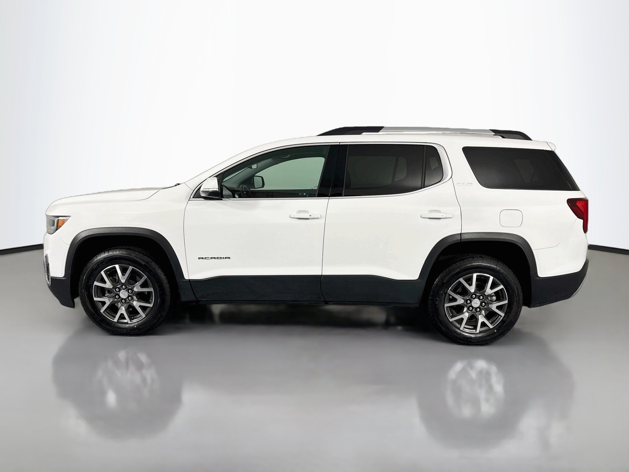Used 2023 GMC Acadia SLE w/ Driver Convenience Package FWD image 8