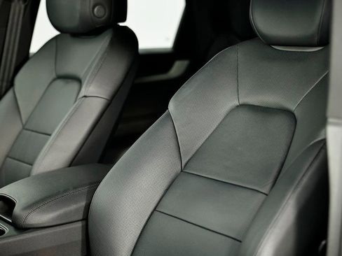 Certified 2025 Porsche Cayenne AWD/4WD image 23