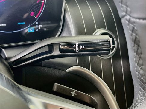 Used 2024 Mercedes-Benz GLC 300 4MATIC image 17