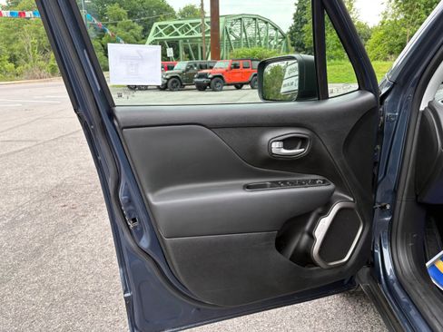 Used 2023 Jeep Renegade Latitude AWD/4WD image 15